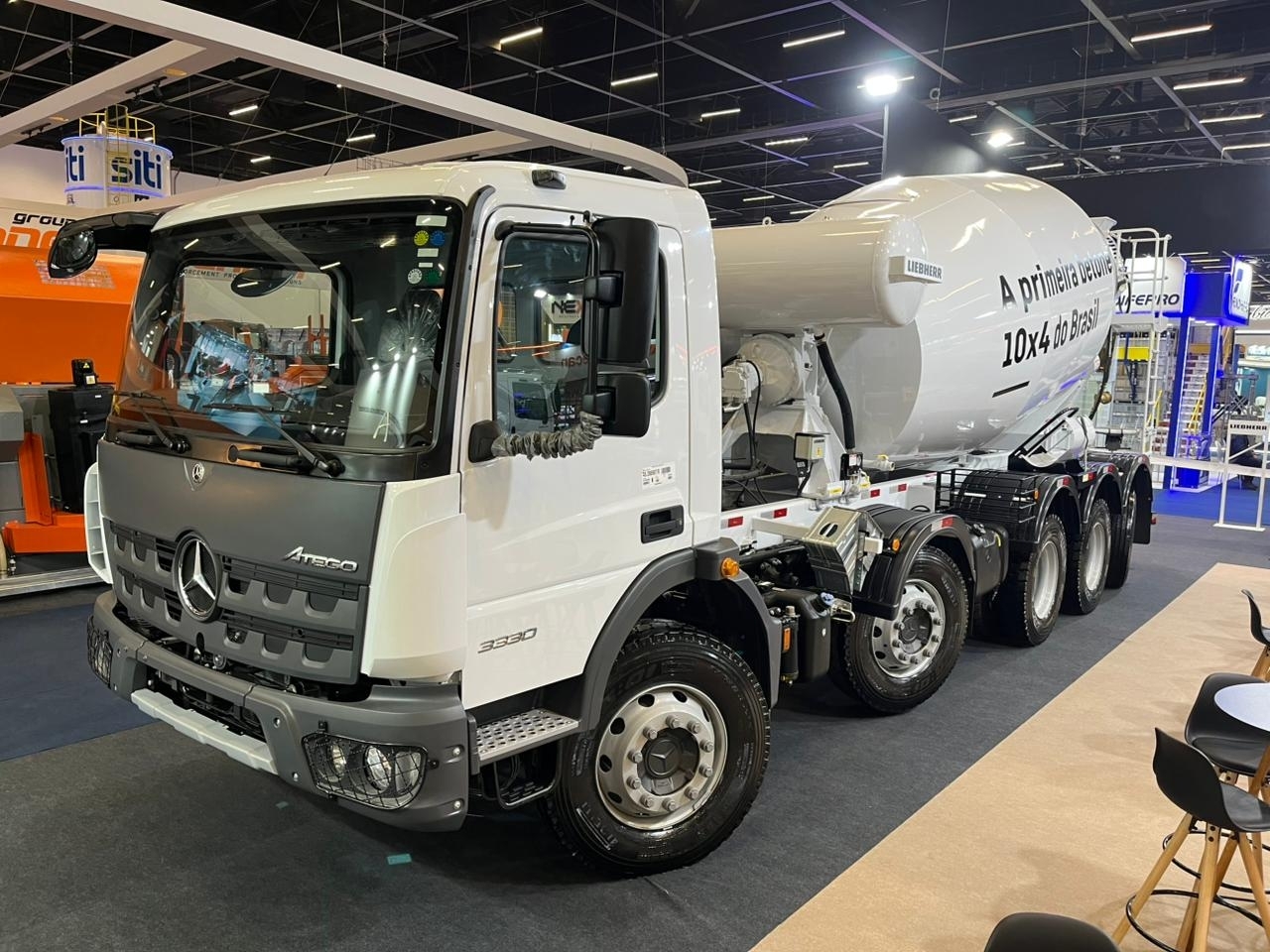 Mercedes-Benz Atego 3330 é o primeiro caminhão betoneira 10x4 do Brasil